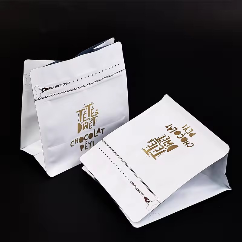 Tie self-sealing bags with logo for clothing Self-sealing composite plastic bag