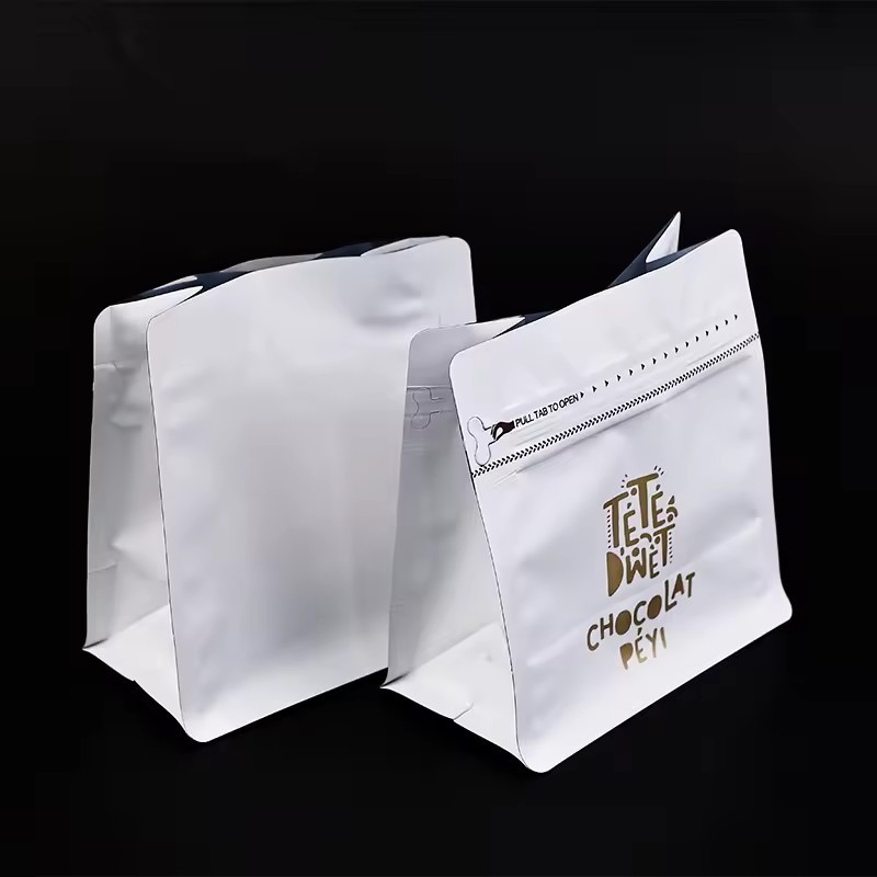 Tie self-sealing bags with logo for clothing Self-sealing composite plastic bag