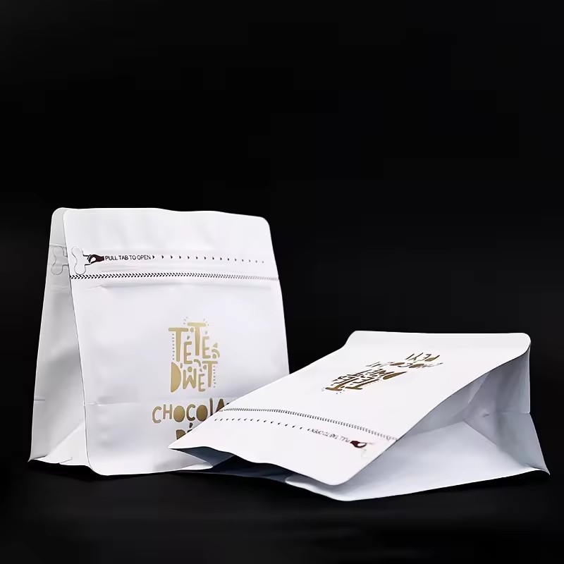 Tie self-sealing bags with logo for clothing Self-sealing composite plastic bag