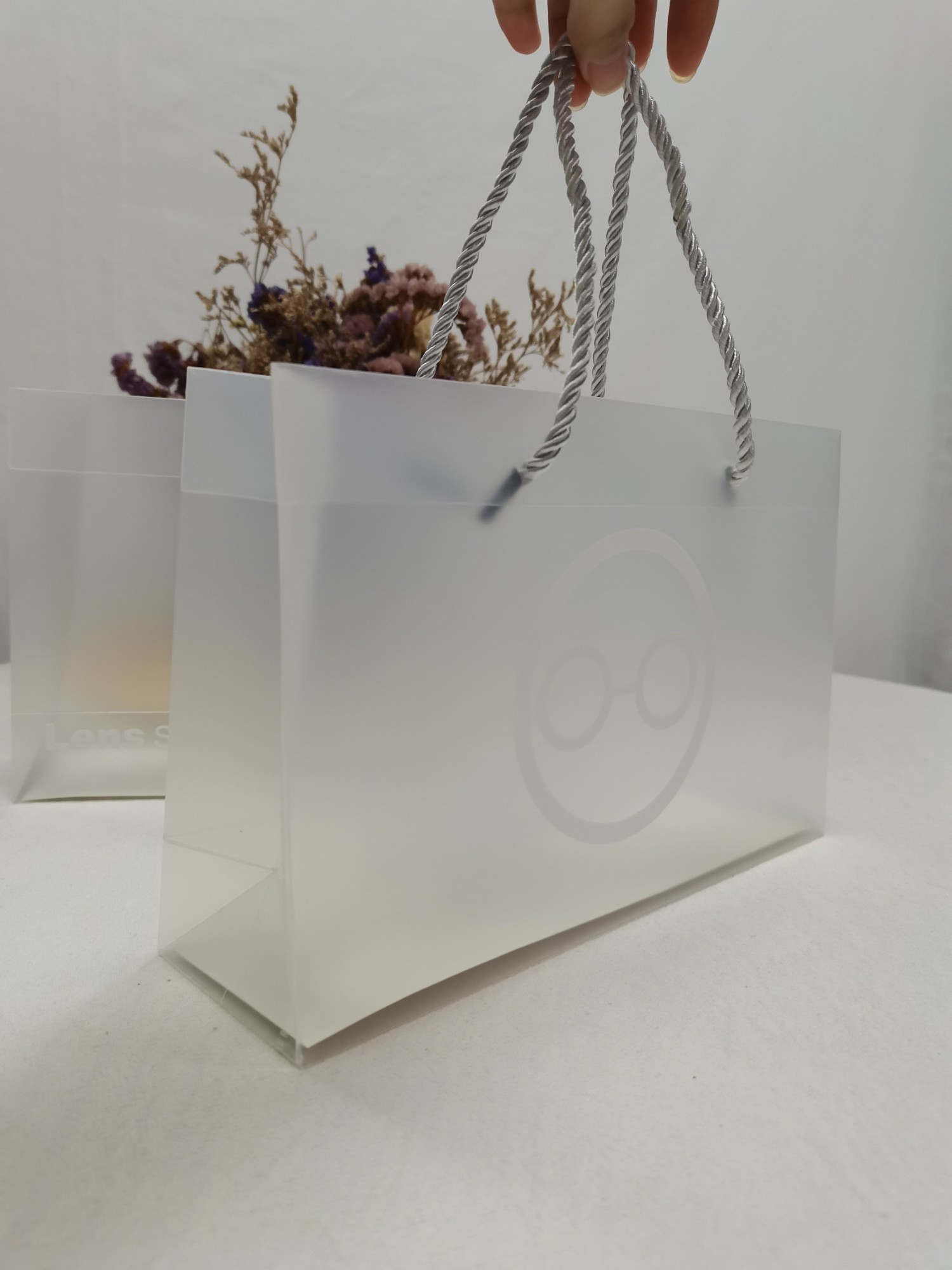 portable gift according to your own logo transparent PP plastic handle shopping bag