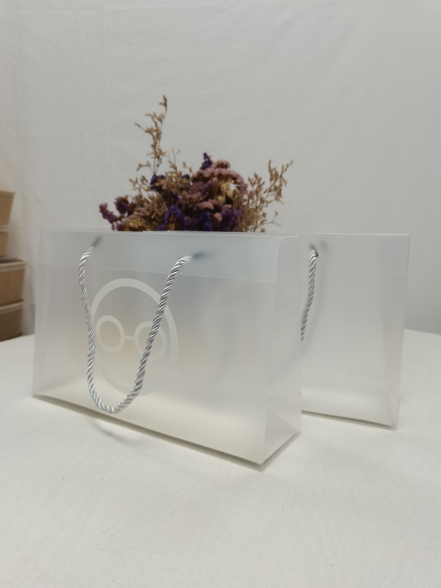 portable gift according to your own logo transparent PP plastic handle shopping bag