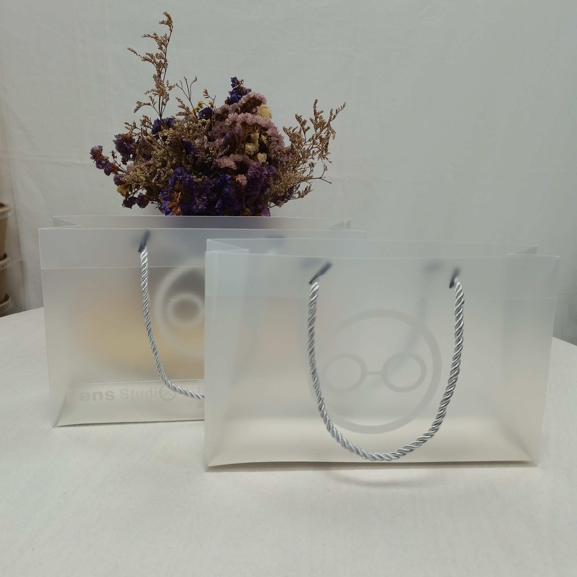 portable gift according to your own logo transparent PP plastic handle shopping bag