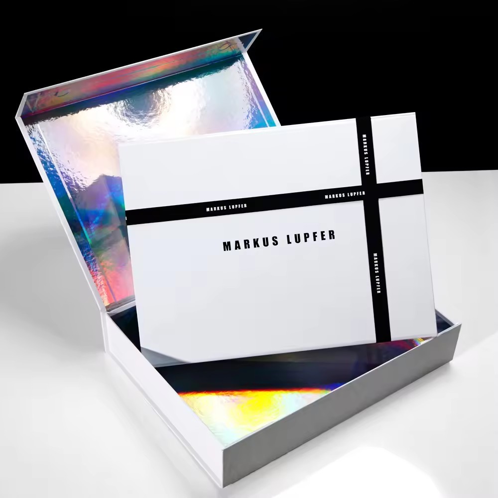 White Hard Case Cardboard Cosmetic Magnet Gift Packaging Box With Holographic Paper