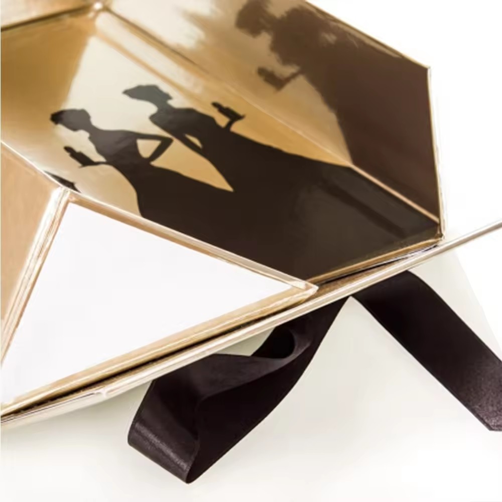 Exquisite Metallic Gold Packaging Magnetic Folding Rigid Paper Hamper Gift Boxes With Ribbon Closure